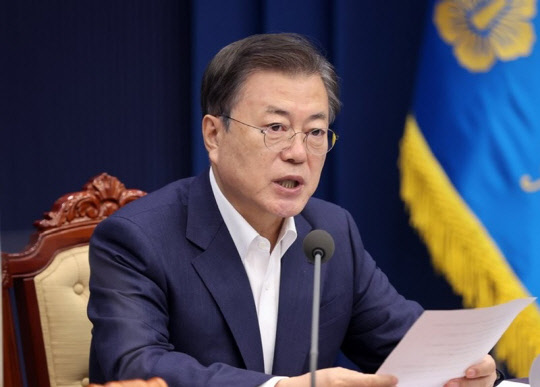 문재인(사진) 대통령이 최근 불거진 3기 신도시 땅투기 논란과 관련해 전수 조사를 지시하면서 재발 방지 대책을 주문했다. <연합뉴스>